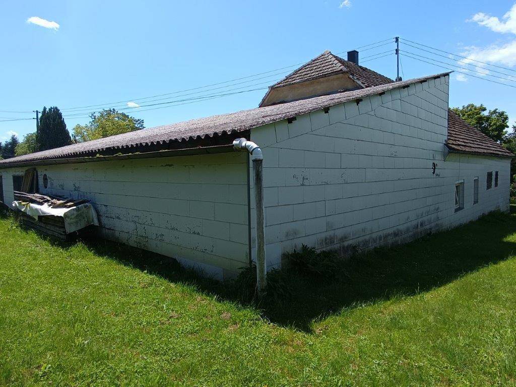 Hübsche Familienresidenz mit viel Platz, bezauberndem Garten und Riesenhalle - Mehr