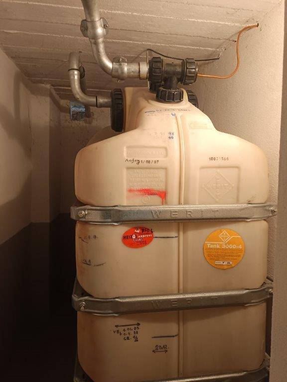 Lagerraum im Keller mit mehreren Öltanks für die Heizungsanlage.