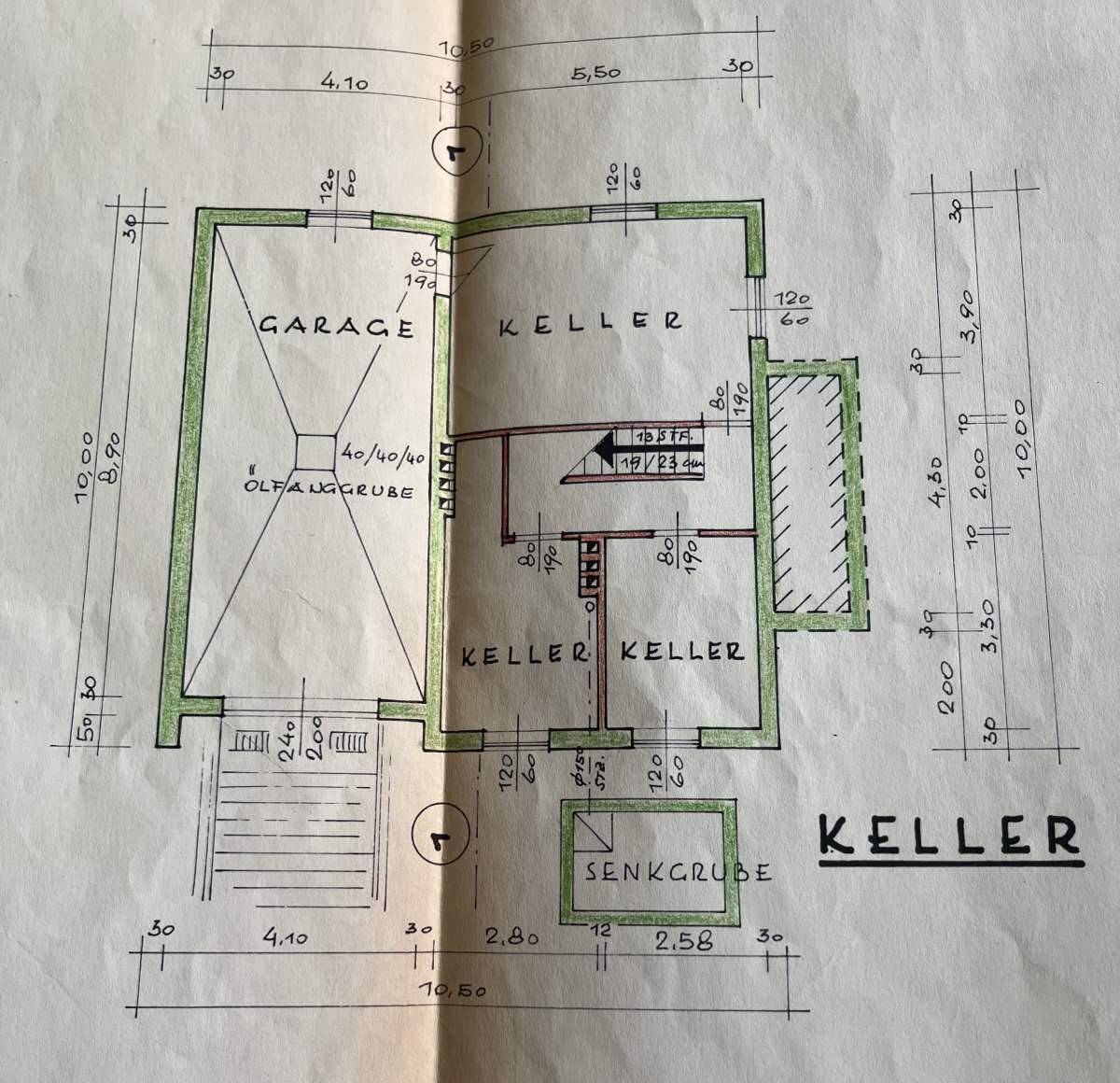 Handgezeichneter Grundriss des Kellergeschosses mit Garage und mehreren Kellerräumen.
