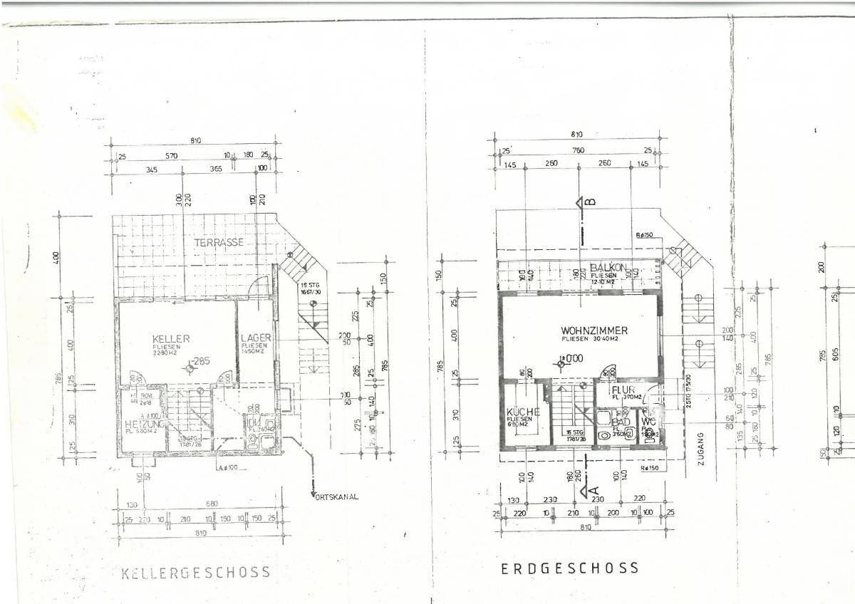 Grundriss des Kellergeschosses und Erdgeschosses mit Terrasse und Balkon.