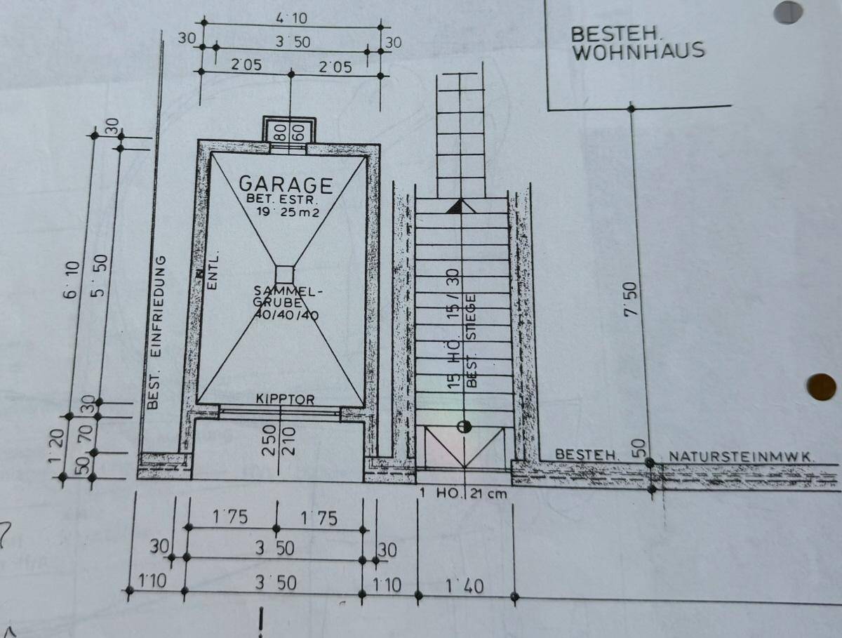 Technischer Grundriss einer Garage mit Treppenhaus und Abmessungen.