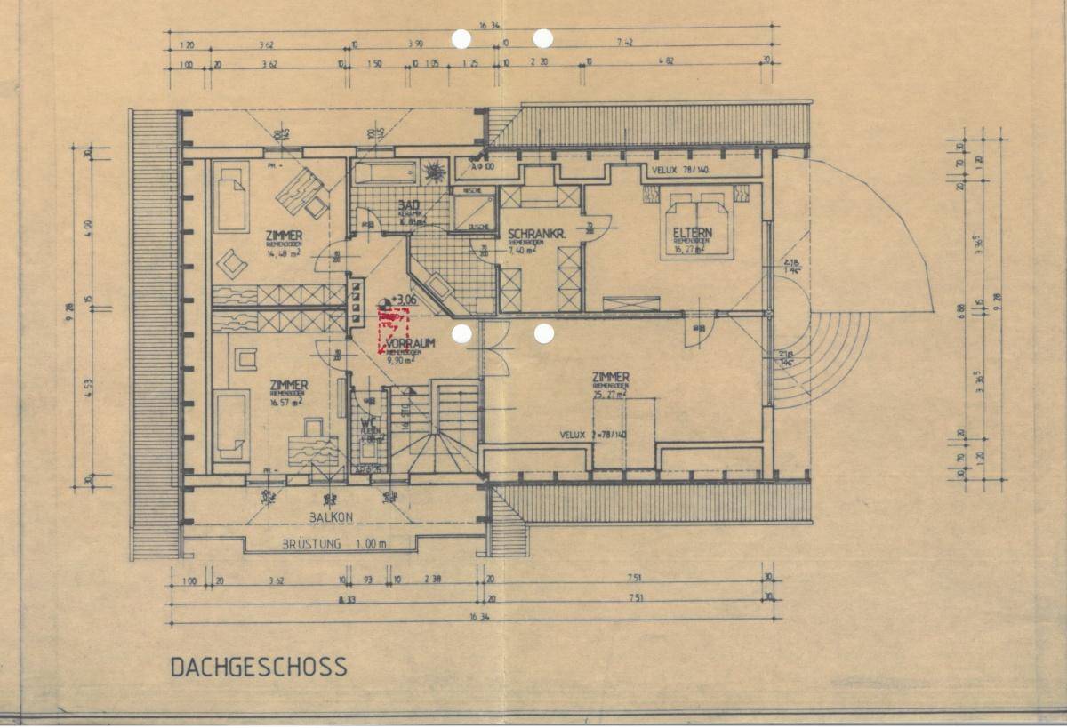 Grundriss des Dachgeschosses mit Schlafzimmern, Bad und Balkon.