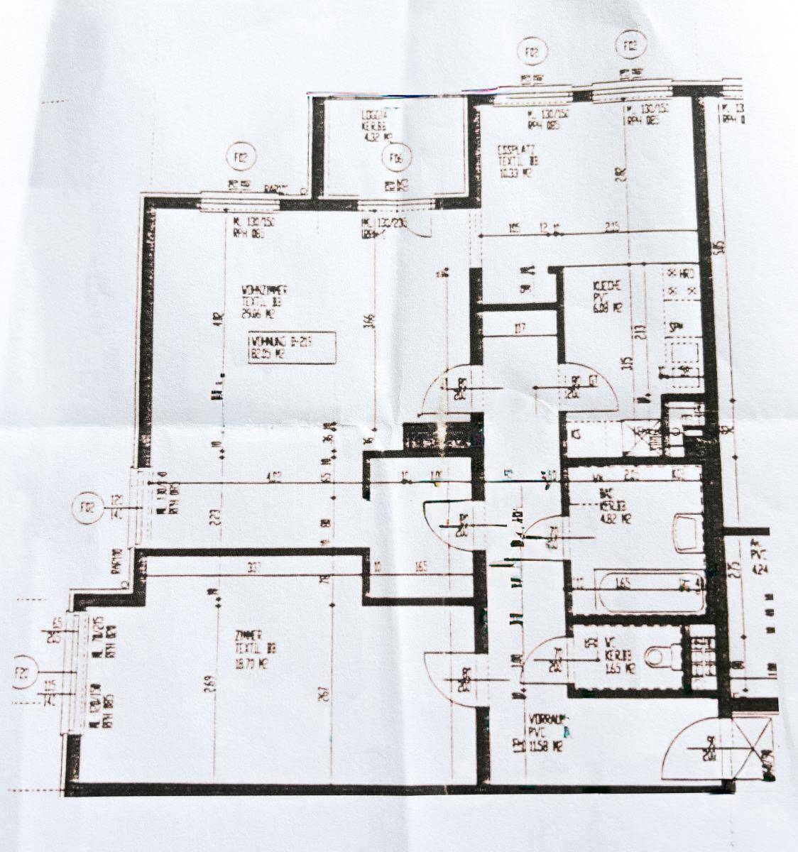 Grundriss der Wohnung mit Raumaufteilung und Maßen.