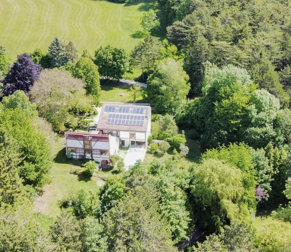 Panoramische Luftaufnahme des Anwesens, eingebettet in eine weitläufige grüne Landschaft.
