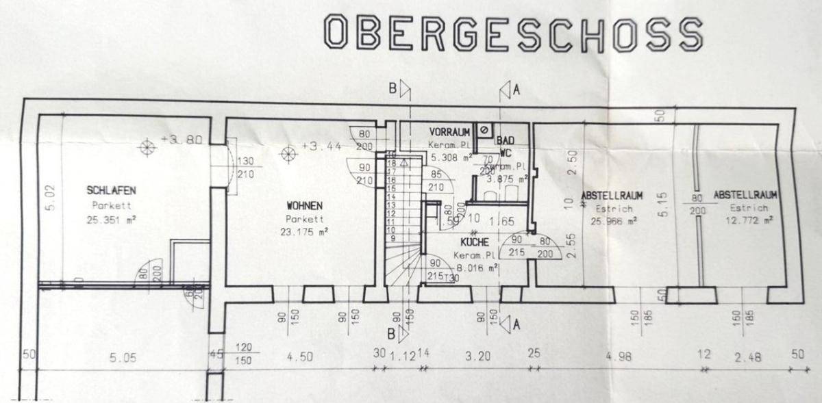 Grundriss des Obergeschosses mit Schlafzimmer, Wohnzimmer, Küche und Bad.