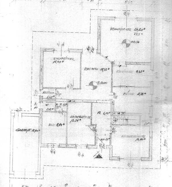 Grundriss des Erdgeschosses mit Wohnzimmer, Küche, Schlafzimmern und Garage.