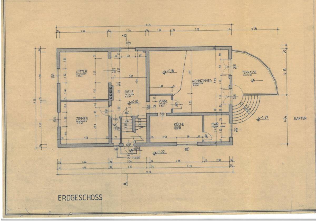 Grundriss des Erdgeschosses mit Wohnzimmer, Küche und Terrasse.