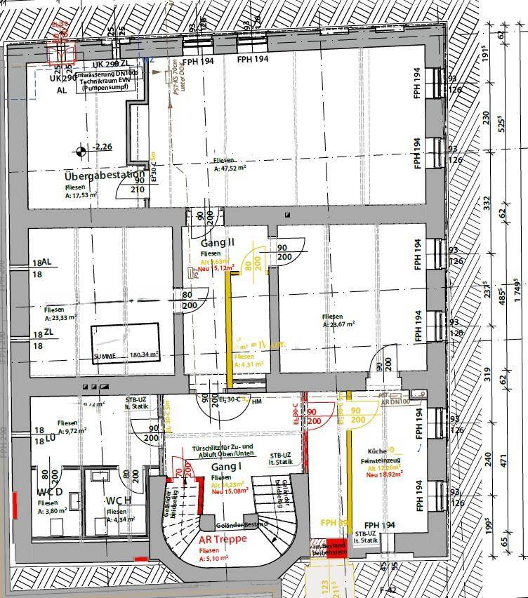 Grundriss des Erdgeschosses mit verschiedenen Räumen, Treppenhaus und technischen Bereichen.