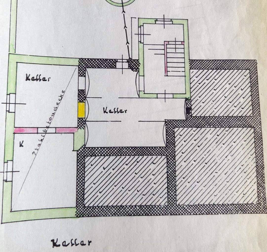 Grundriss des Kellers mit verschiedenen Räumen und Treppenaufgang.