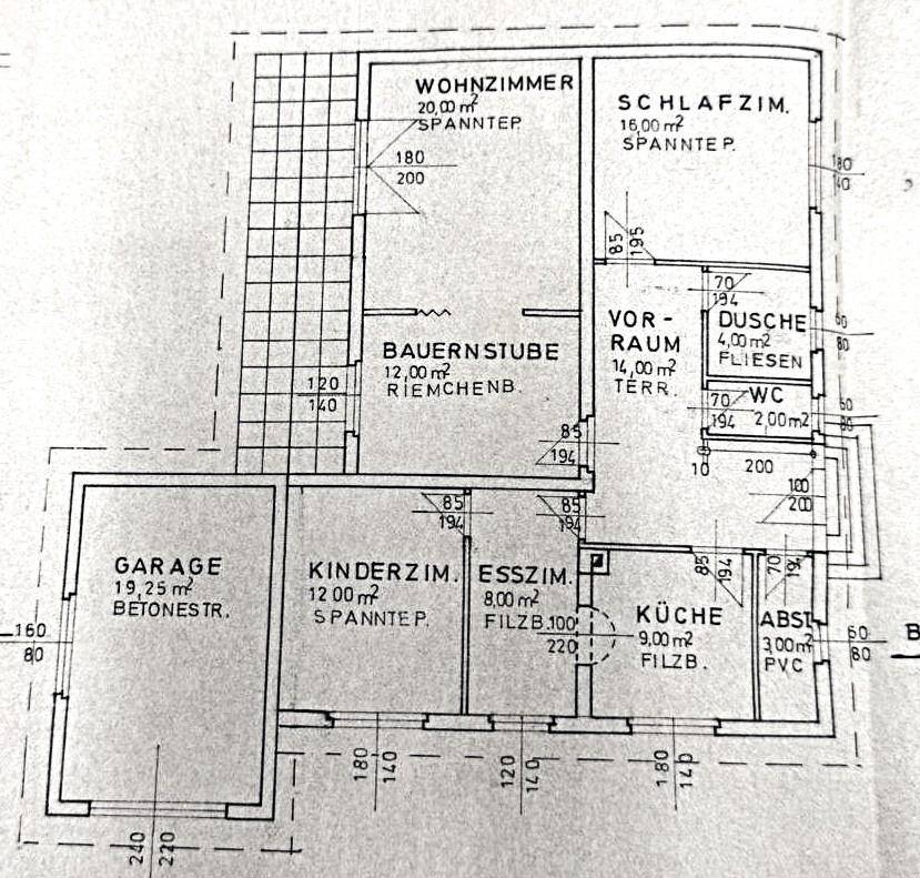 Grundriss des Hauses mit Aufteilung in Wohnzimmer, Schlafzimmer, Küche und Garage.