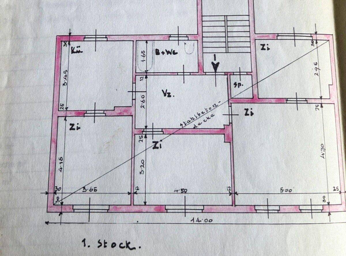 Grundriss des ersten Stocks mit Zimmern, Bad und Treppenaufgang.