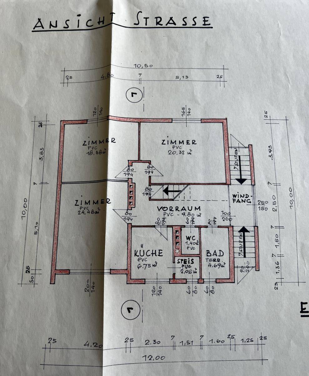 Handgezeichneter Grundriss des Erdgeschosses mit Zimmern, Küche, Bad und WC.