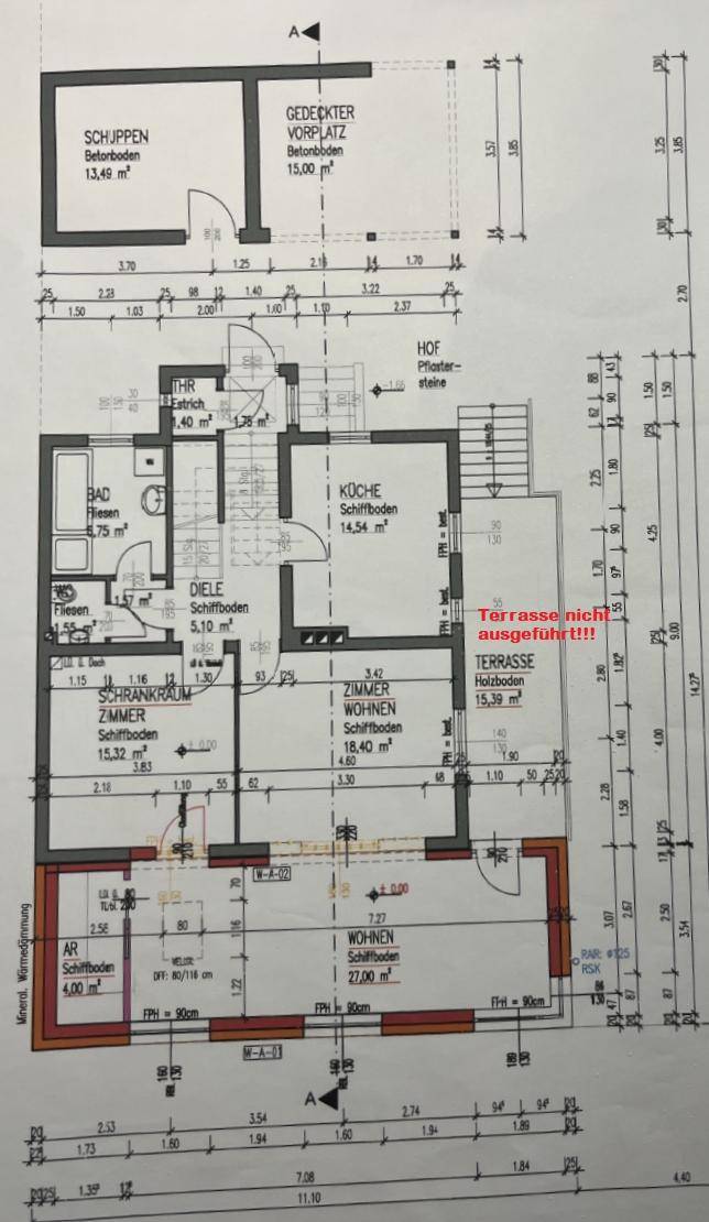 Grundriss des Erdgeschosses mit Küche, Wohnzimmer, Bad und geplanter Terrasse.