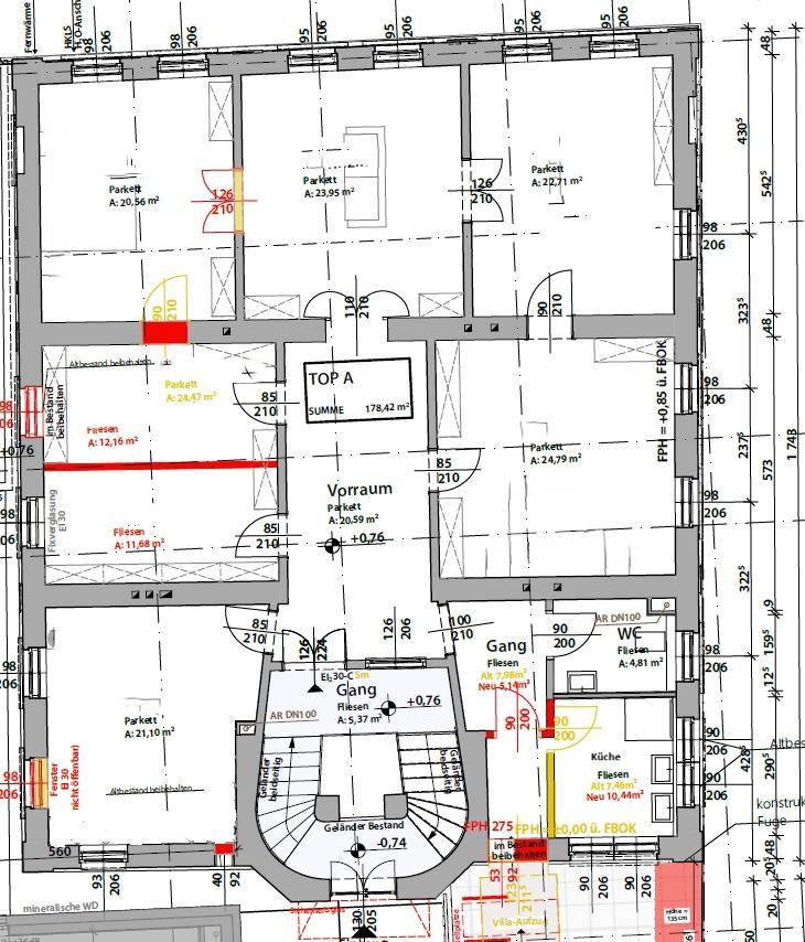 Grundriss der ersten Etage mit mehreren Zimmern, Vorraum und Parkettflächen.