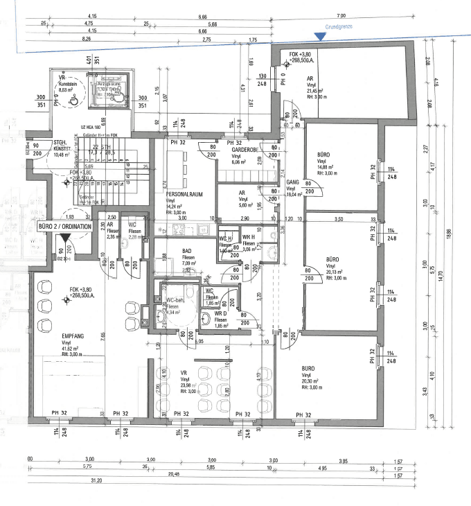 Übersichtlicher Grundriss mit Büroräumen, Empfangsbereich, Teeküche und Sanitäranlagen.