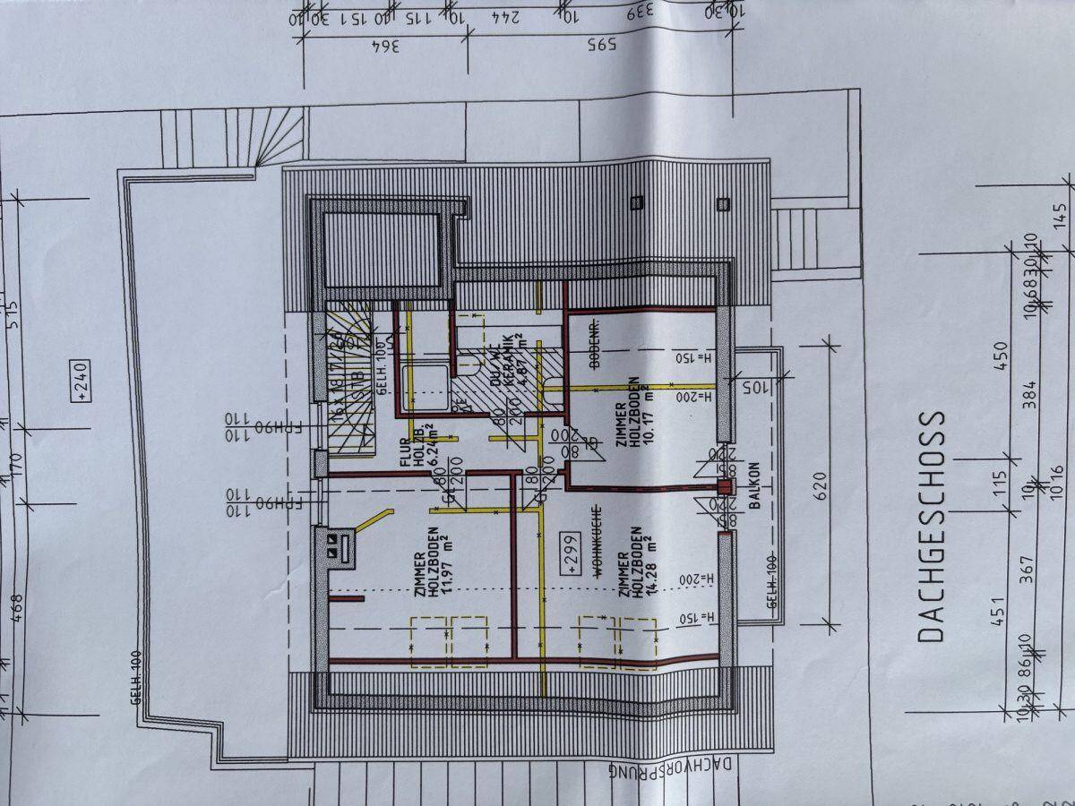 Grundriss des Dachgeschosses mit mehreren Zimmern und einem Balkon.
