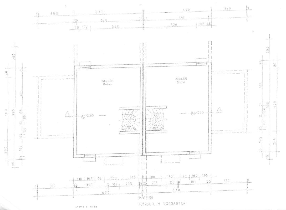 Grundriss des Kellergeschosses mit zwei separaten Kellerräumen und Treppenaufgang.