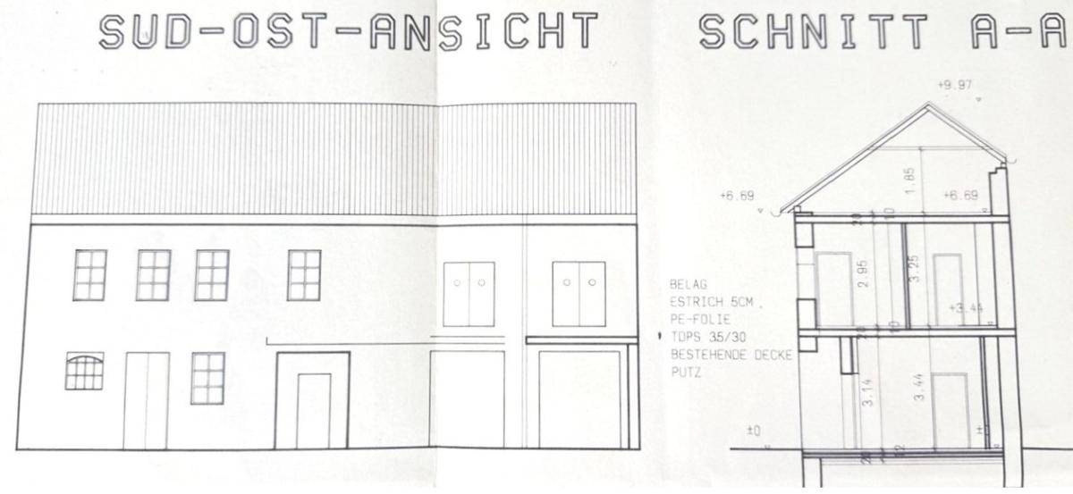 Süd-Ost-Ansicht und Schnitt A-A des Gebäudes, zeigt die Fassade und die interne Struktur.