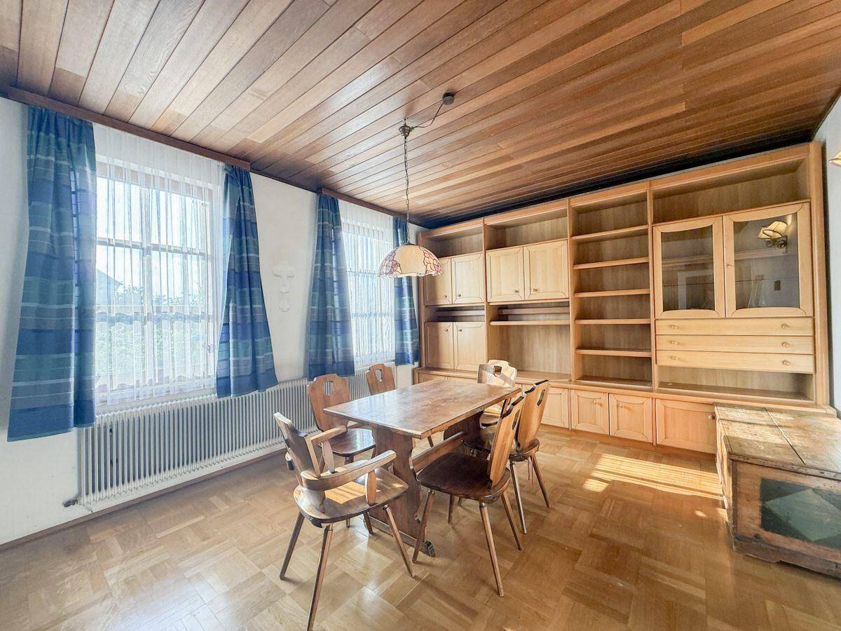 Traditioneller Essbereich mit Holztäfelung an Decke und Wänden sowie Einbauschränken.