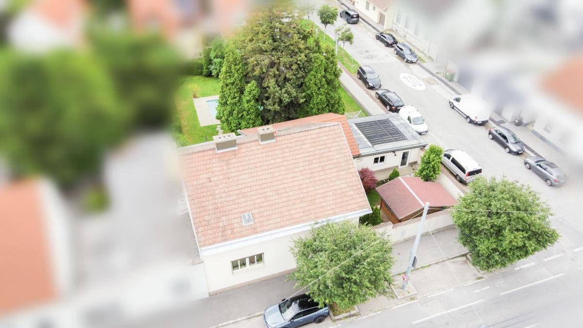 Übersicht des Anwesens aus der Vogelperspektive mit Haus und großem Garten.