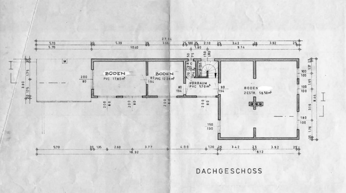 Grundriss des Dachgeschosses mit Abstellflächen und Vorraum.