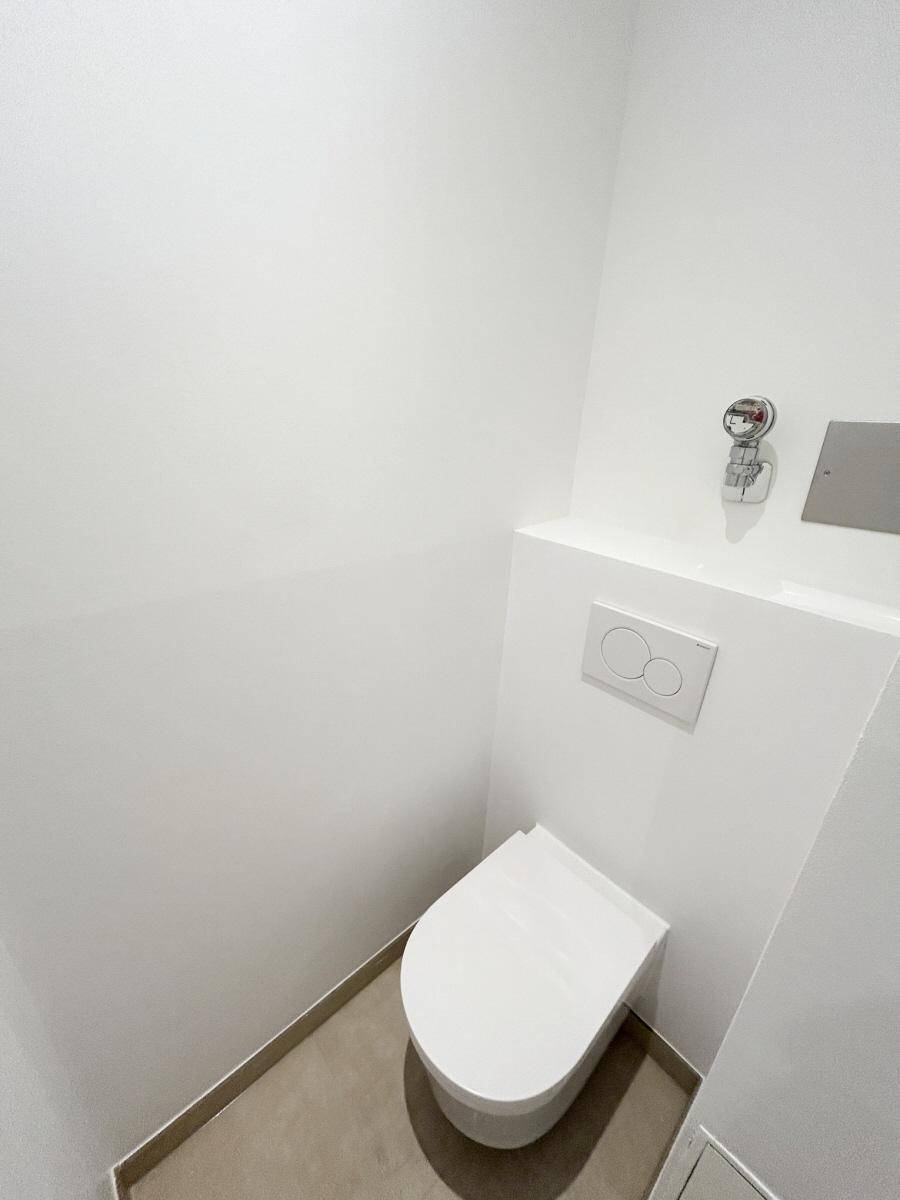 Separates Gäste-WC mit wandhängender Toilette und minimalistischem Design.