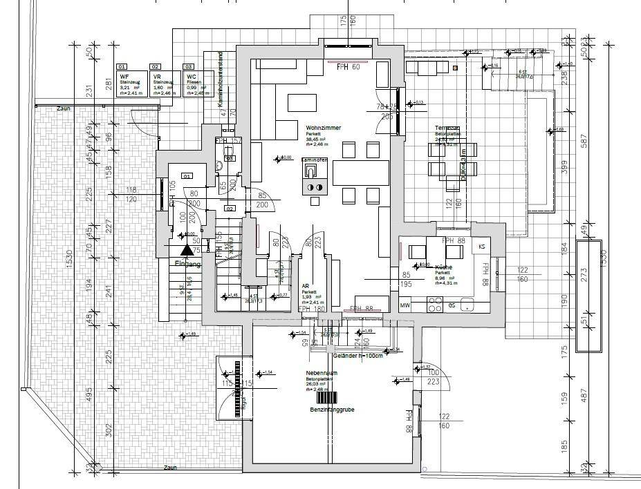 Grundriss des Erdgeschosses mit Wohnzimmer, separater Küche, Gäste-WC und großer Terrasse.