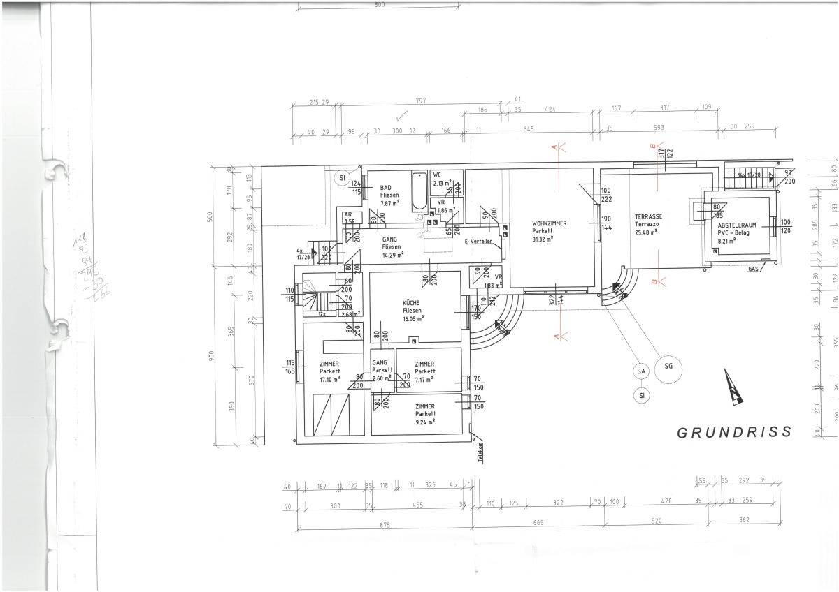 Grundriss des Erdgeschosses mit Wohnzimmer, Küche, Zimmern und Terrasse.