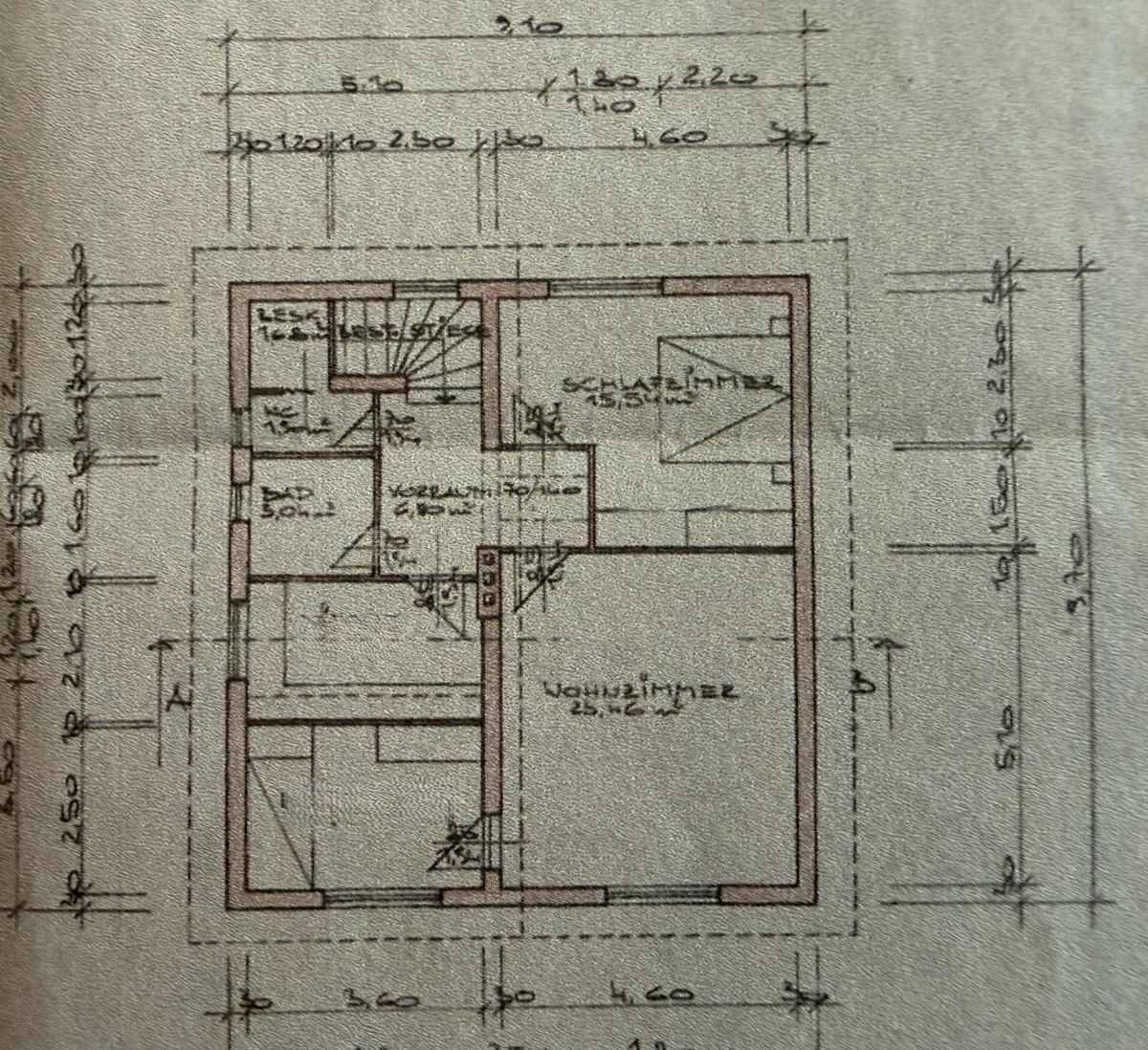 Grundrissplan des Obergeschosses mit Schlafzimmer, Wohnzimmer und Bad, inklusive Maßen.