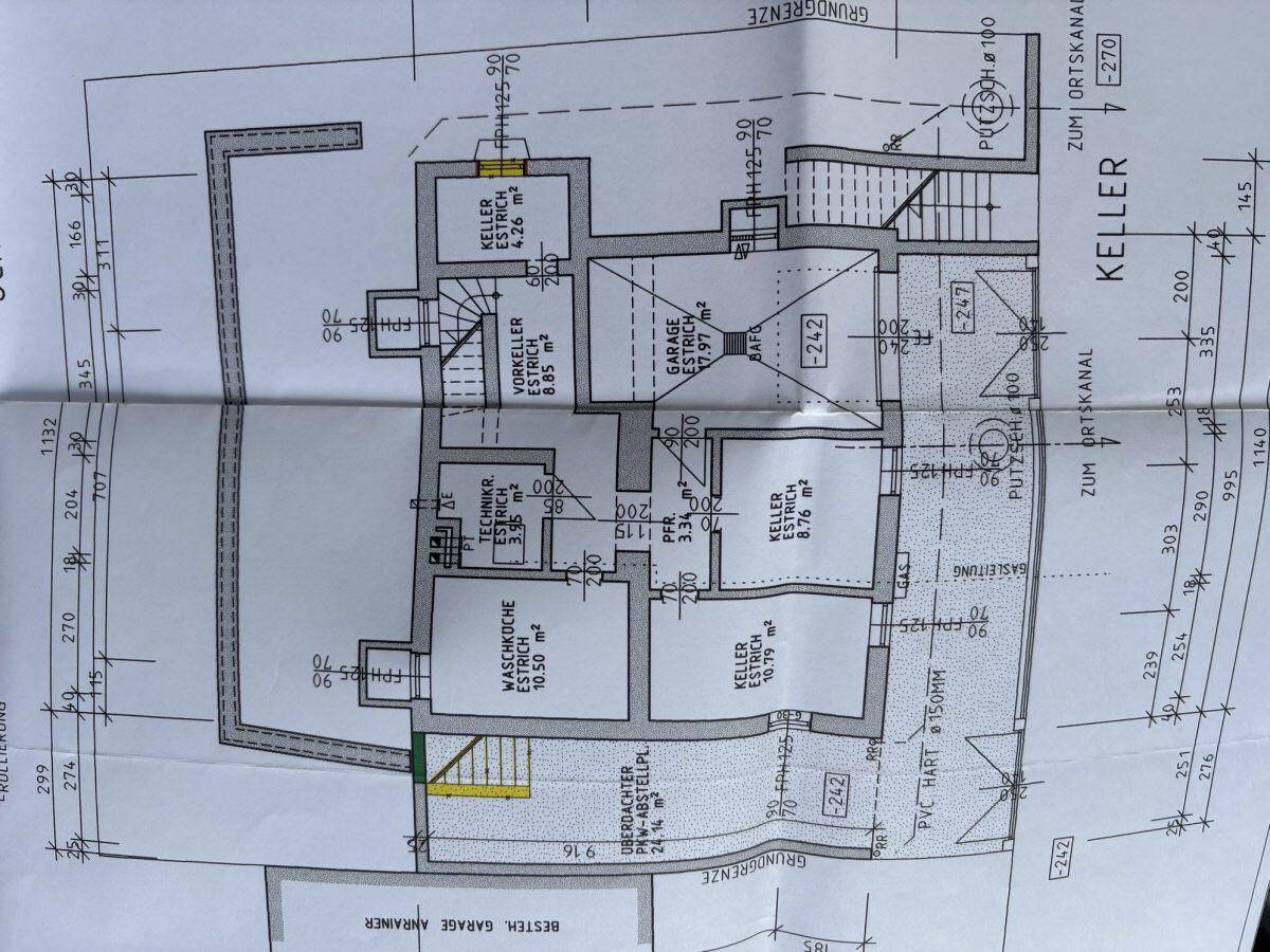 Grundriss des Kellers mit Garage, Waschküche und verschiedenen Abstellräumen.