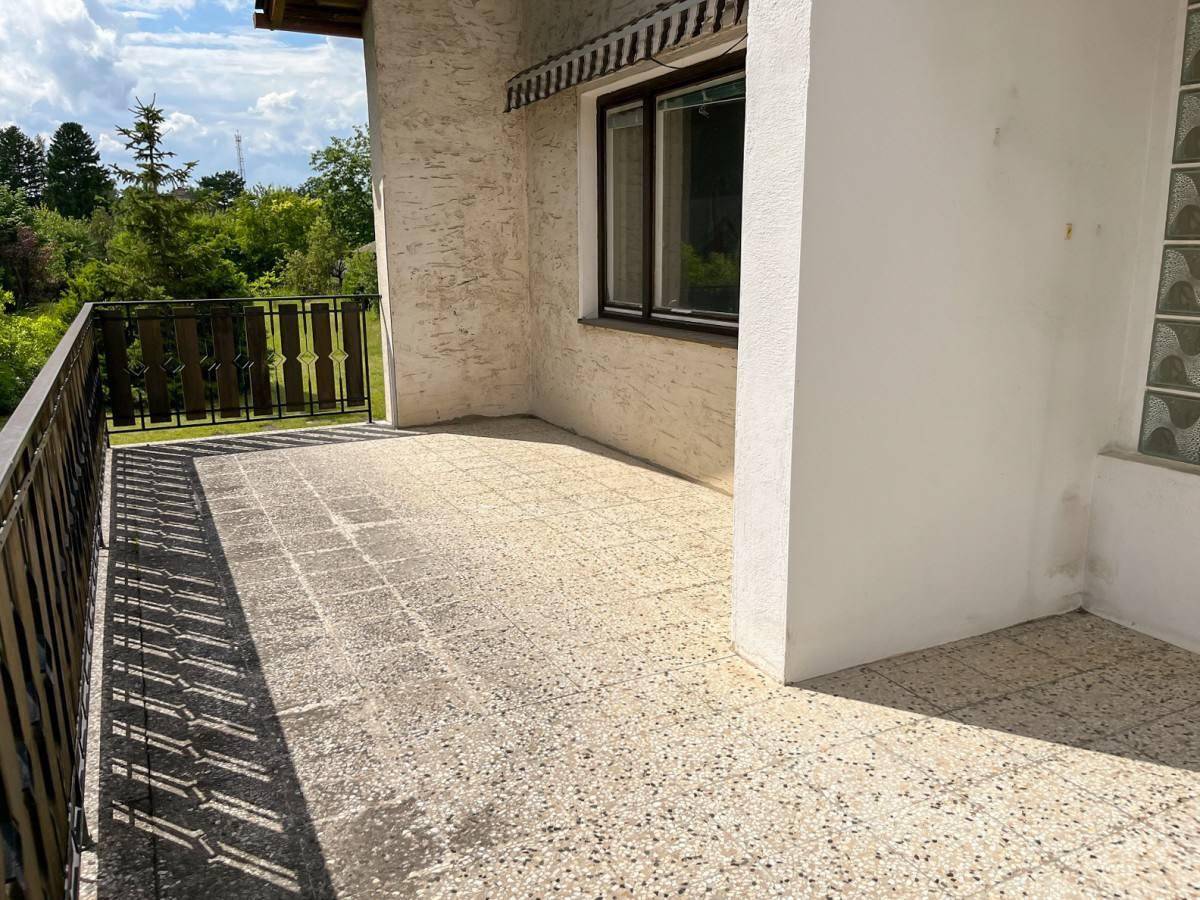 Geräumiger Balkon mit Fliesenboden und Metallgeländer, ideal für entspannte Stunden im Freien.