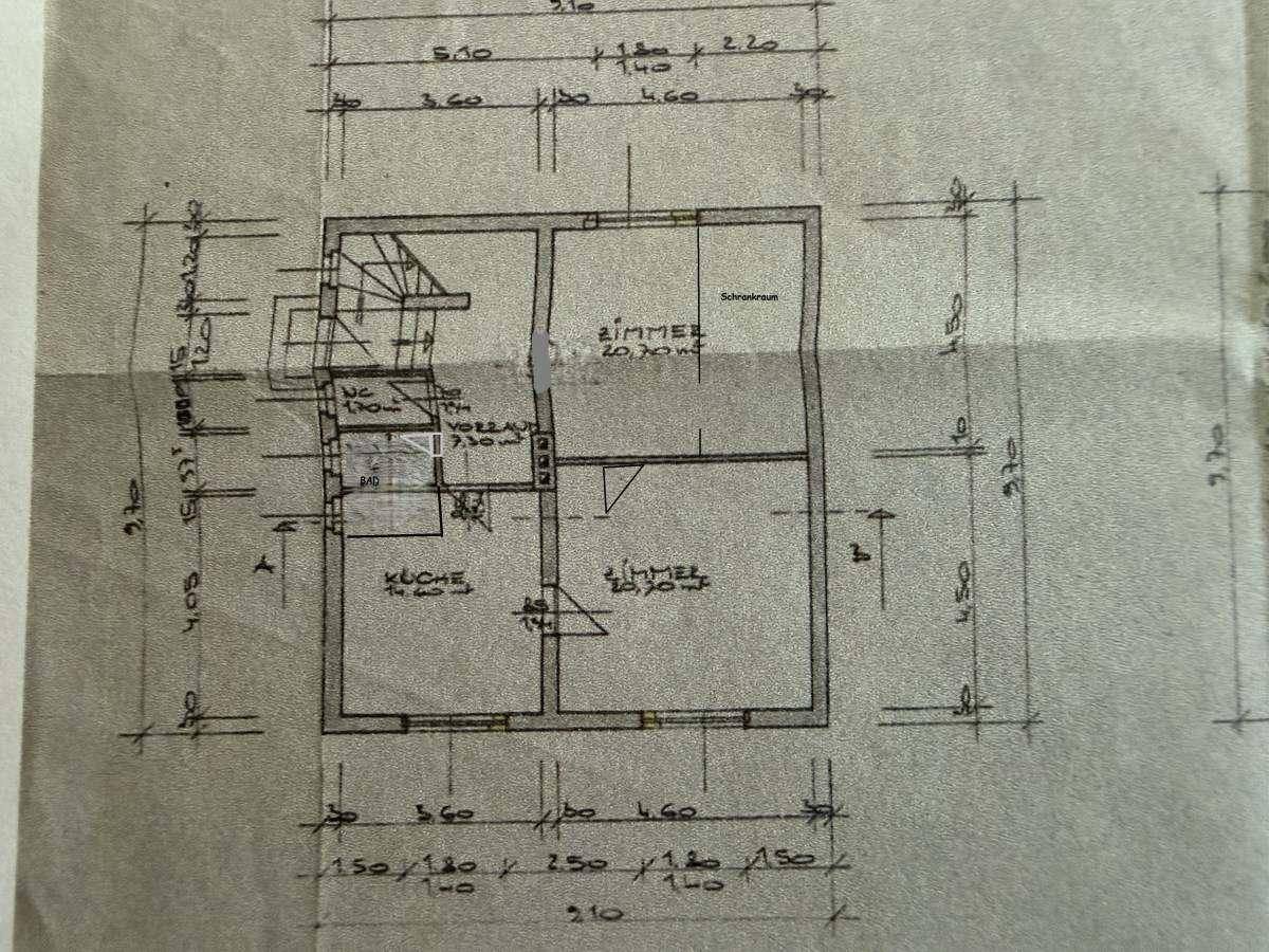 Grundrissplan des Erdgeschosses mit Küche, Zimmern und WC, inklusive Maßen.
