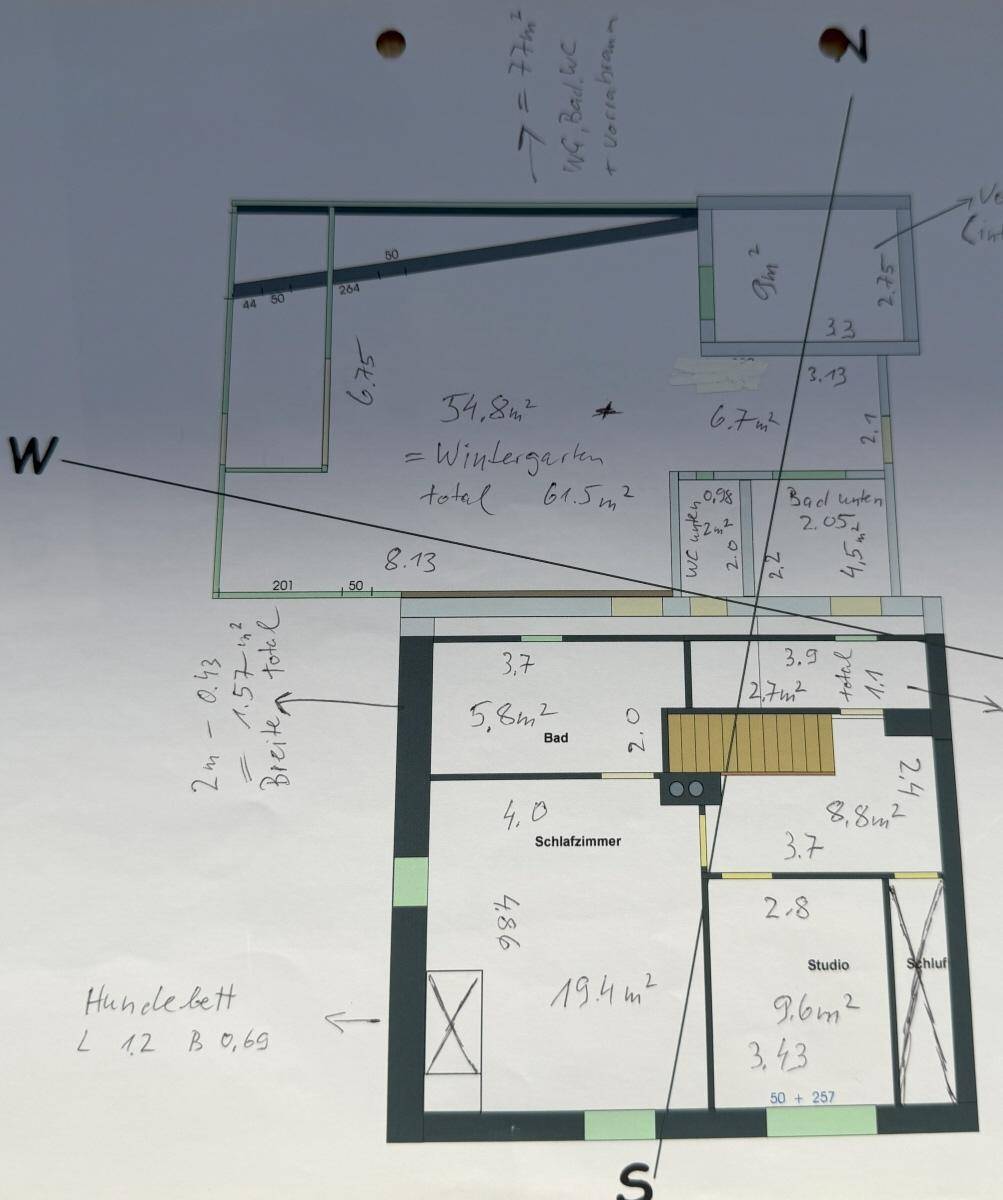 Handgezeichneter Grundriss mit Schlafzimmer, Studio und Wintergarten, inklusive Maßen.