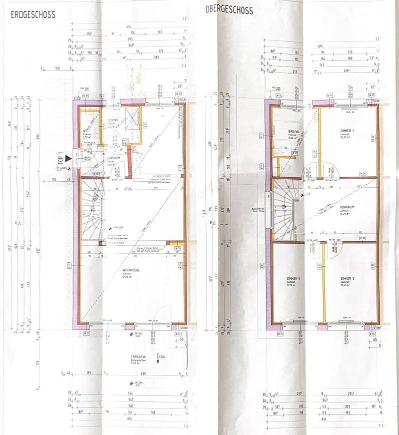 Grundriss zeigt Erd- und Obergeschoss mit offener Wohnküche, Terrasse und mehreren Zimmern.