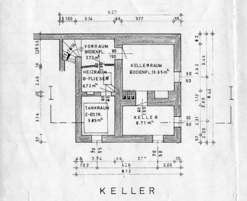 Grundriss des Kellers mit Heizraum, Tankraum und mehreren Kellerräumen.