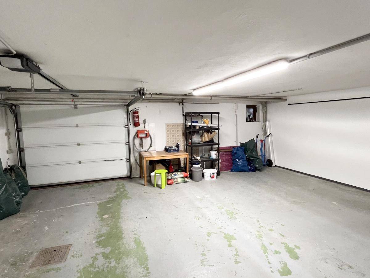 Geräumige Garage mit Betonboden und Platz für Werkstatt und Lagerung.
