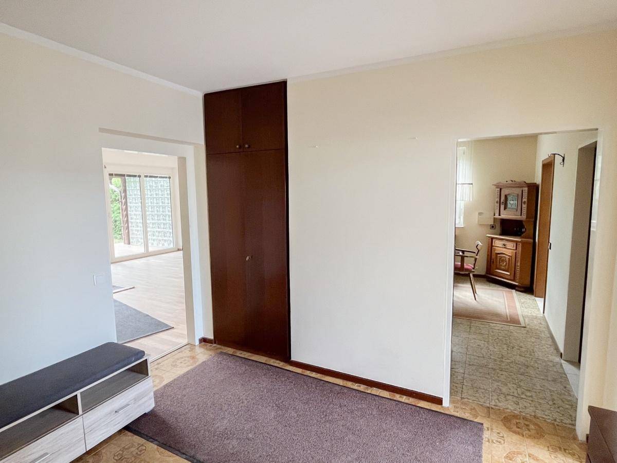 Geräumiger Flur mit Einbauschrank und Übergang zu anderen Wohnbereichen.