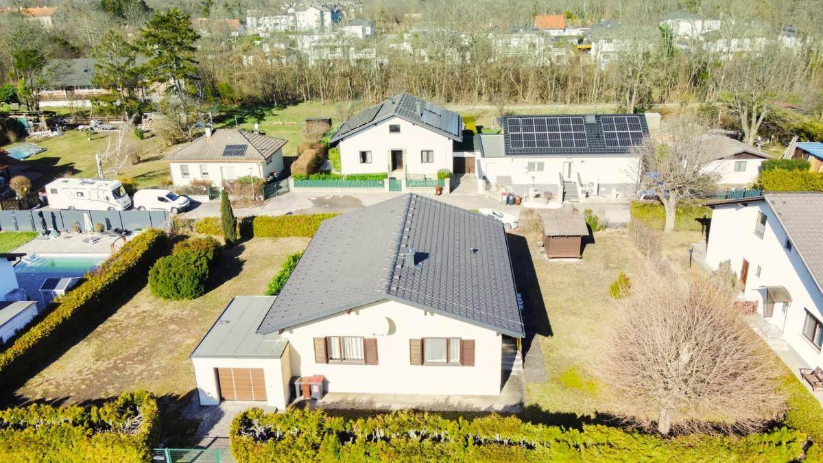 Übersicht des Einfamilienhauses von oben mit Garten und angrenzenden Grundstücken.