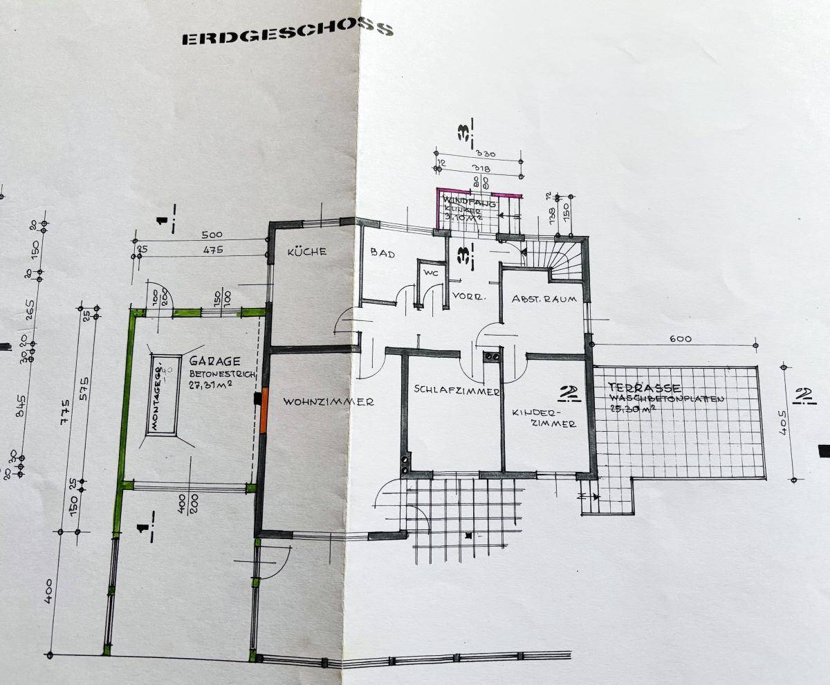 Grundriss des Erdgeschosses mit Wohnzimmer, Küche, Schlafzimmern und Terrasse.