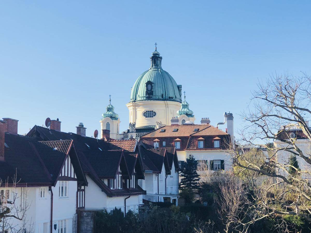 Malerischer Blick auf eine historische Kirche mit Kuppel und umliegende Gebäude.