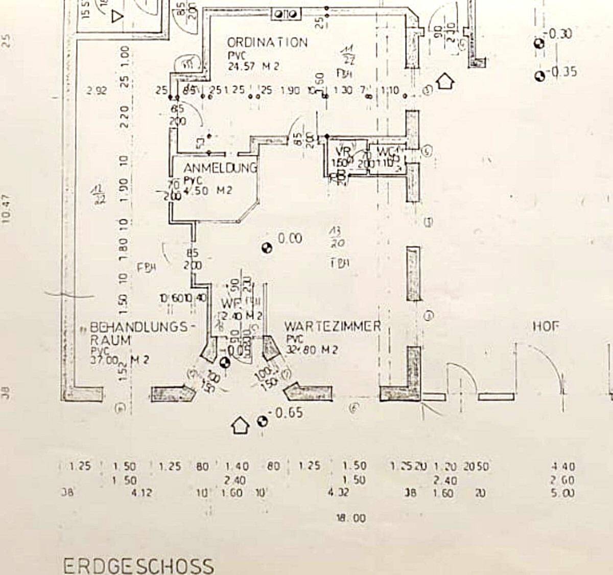 Grundriss des Erdgeschosses mit Ordination, Anmeldung, Wartezimmer und Behandlungsraum.