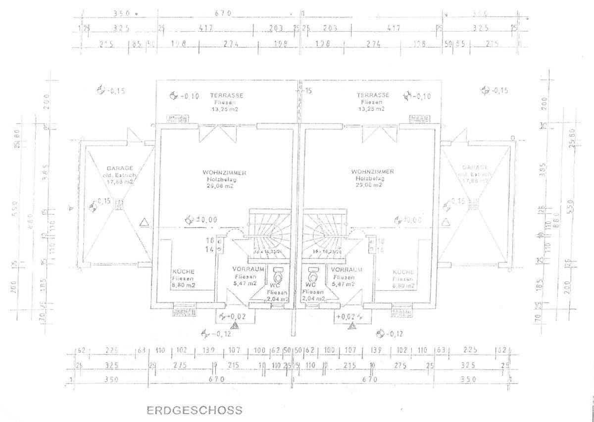 Grundriss des Erdgeschosses mit Wohnzimmer, Küche, Vorraum und Terrasse.
