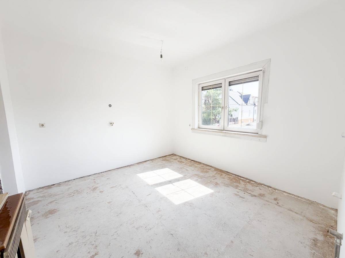 Leerer Raum mit Fenster und viel Tageslicht, ideal für zukünftige Nutzung.