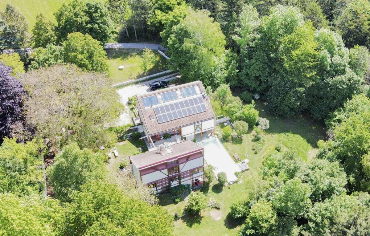 Weitläufige Luftaufnahme des Anwesens mit Pool und umgebender grüner Landschaft.