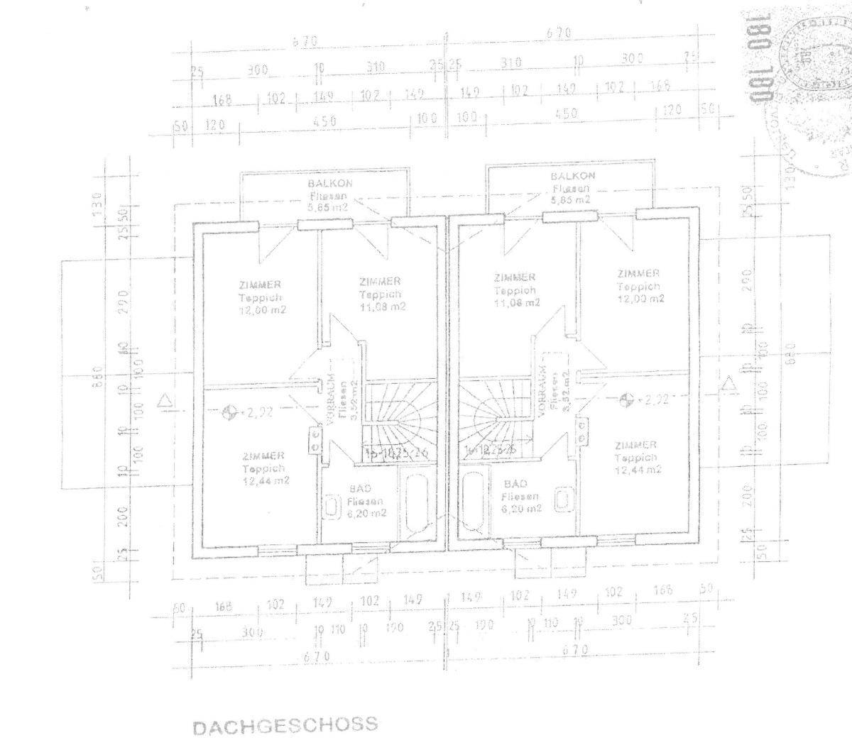 Grundriss des Dachgeschosses mit zwei spiegelverkehrten Wohneinheiten, jeweils mit Balkon, drei Zimmern und Bad.