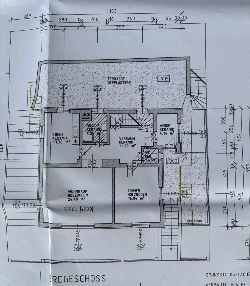 Grundriss des Erdgeschosses mit Wohnraum, Zimmer, Küche und Terrasse.