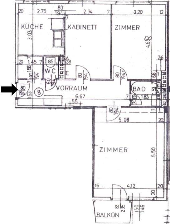 Grundrissplan mit Küche, Zimmern, Bad, WC und einem Balkon, der zusätzlichen Wohnraum bietet.