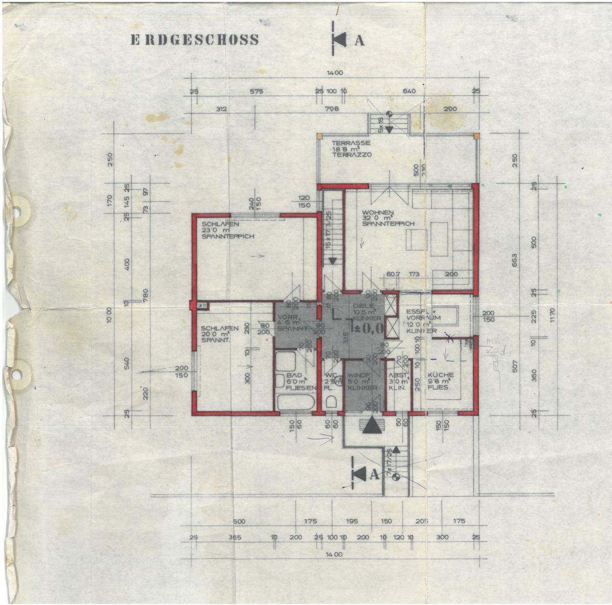 Grundriss des Erdgeschosses mit Wohnzimmer, Schlafzimmern und Terrasse.
