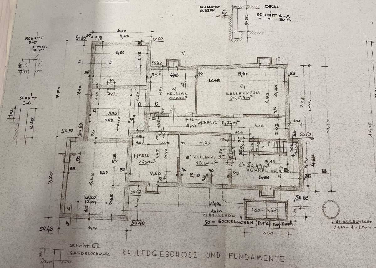 Detaillierter Grundriss des Kellergeschosses mit verschiedenen Kellerräumen und Fundamenten.