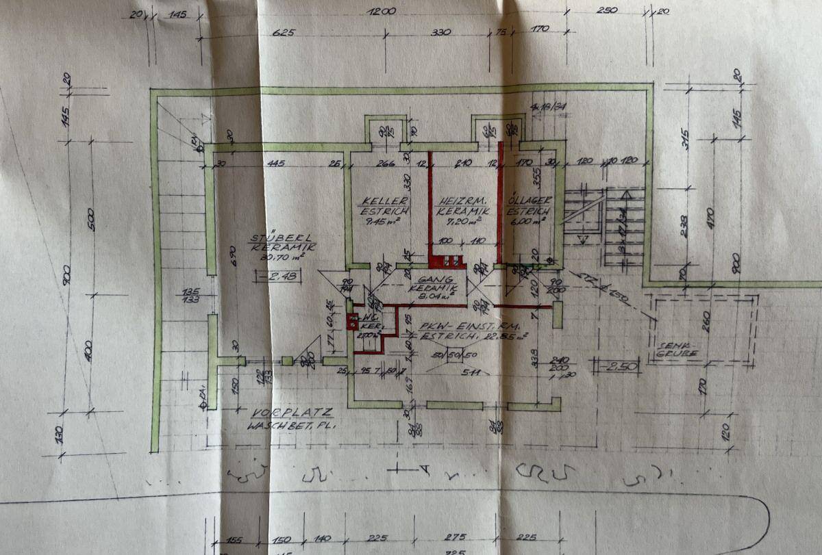 Grundriss des Kellergeschosses mit Abstellräumen und Heizraum.
